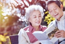 10万香港老人开始北上养老：“北上养老潮”背后藏着多大市场？-程序员中文网